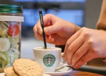 스타벅스, 커피 안사면 퇴장요구-화장실도 불허.. 개방정책 폐지