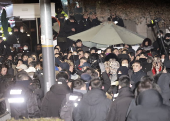 경찰 3200명 투입 윤 체포시도 … 3차 저지선 넘어 관저 앞 진입