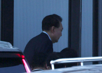 윤석열, 공수처 이송  .. 외신들 1면 장식 ” 한국 역사적순간”