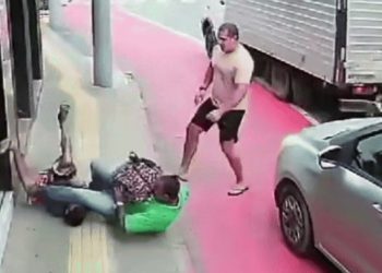 잘못 걸린 도둑, 행인에게 암바로 제압 당해(영상)