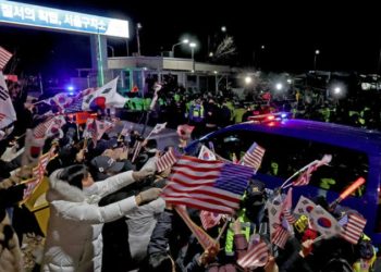 지지자 수만명 분노·오열 “영장 발부하면 전쟁”