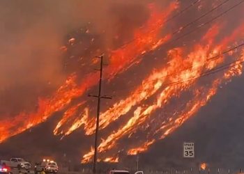 (2보) 강풍에 또 다시 초대형 산불 무서운 기세 확산, 3만여명 대피 … 학교, 주택, 교도소 위협