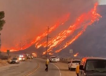 (1보) 발렌시아 인근 캐스태익서 휴즈 산불, 강풍 타고 급속확산 …벤추라까지 위협