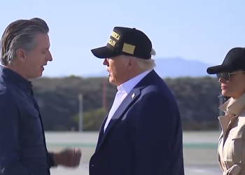 LA 온 트럼프, 내 말 들어야 복구 지원할 것 … “유권자 신분증 도입하라” 조건 제시(영상)