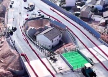 알박기 끝판왕들 끝내 후회 … 고속도로 한가운데 주택