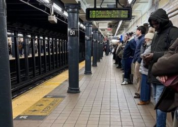 뉴욕 지하철 ‘묻지마 밀치기’ 공포…”벽에 딱 붙어라”