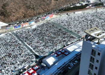 ‘관광객들로 인산인해’ 화천 산천어축제 개막