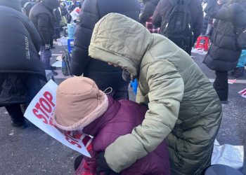 윤 체포 소식에 한남동 지지자들 눈물바다