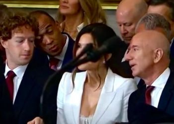 저커버그 ‘나쁜 눈’… 베이조스 약혼녀 가슴 ‘힐끔'(영상)