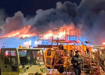 (1보)김해공항 에어부산 항공기 불…승객 170명, 승무원 6명 등 총 176명 대피