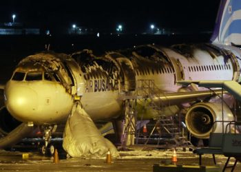 (2보)’천만다행’ 김해공항 에어부산 여객기 화재 … 승객 전원 생존