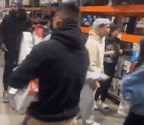 포켓몬 카드 뭐라고 … 코스코서 성인 남성들 난투극(영상)