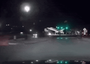 (2보) “전쟁터 같은 충돌음” “90도 꺾여” 충돌 목격담 속속(영상)