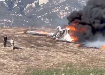 [화제] CHP 경관, 추락 항공기서 부상승객 극적구조(영상)