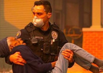 이튼산불 주민들, 주방위군 보호 속 집 일시 방문 허용