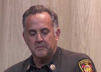 에버렛 LAFD 부국장, “우리가 실패했다” 팰리세이즈 주민 앞 눈물