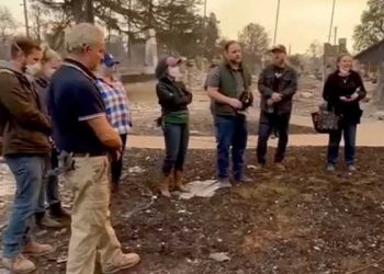 ‘타버린 집터서 찬양과 기도’ 눈시울 적신 가족들(영상)