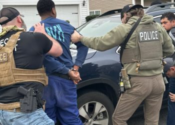 손발에 수갑 채워진 채 추방되는 이민자들