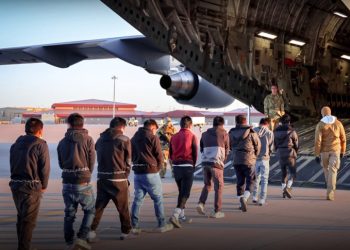 손발에 수갑 채워진 채 추방되는 이민자들