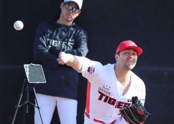 어바인 기아 스프링캠프 … 에이스 네일 첫 불펜투구