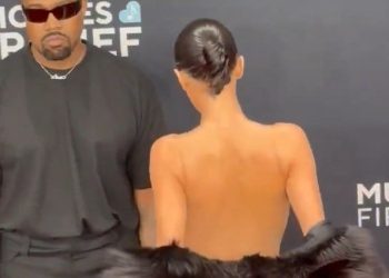 그래미 시상식 나체 소동 … 칸예 웨스트 부인 쫓겨나