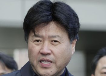 ‘이재명 최측근’ 김용,  불법정치자금 및 뇌물수수 2심 징역 5년