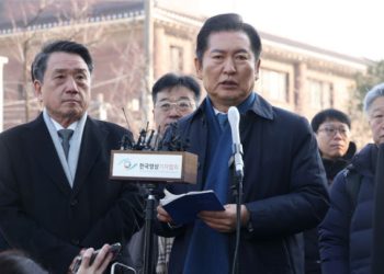 “탄핵은 국회 권한” vs “비상계엄은 대통령 권한”