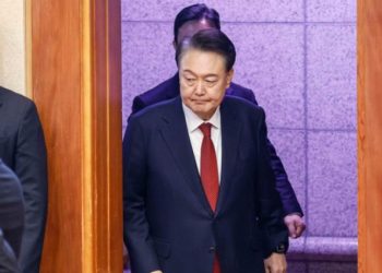 “탄핵은 국회 권한” vs “비상계엄은 대통령 권한”