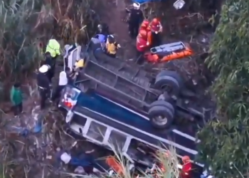 새벽 계곡으로 버스 추락 55명 사망