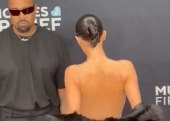 아내 ‘알몸 드레스’ 입힌 칸예 웨스트, 이혼 수순?