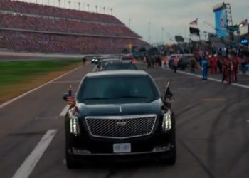 ‘레이싱광’ 트럼프, 리무진 타고 자동차 경주장 질주