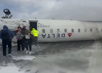 델타 항공 소속 여객기, 착륙 중 전복 … 탑승객 18명 부상