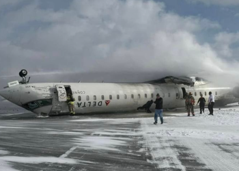 델타 항공 소속 여객기, 착륙 중 전복 … 탑승객 18명 부상