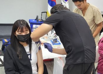 한인회, 독감-코로나19 백신 무료접종 … 기프트 카드, 검사키트 제공