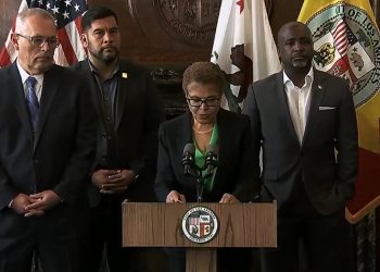 LA산불 책임 갈등 폭발 … 배스 시장, 크롤리 소방국장 전격 해고