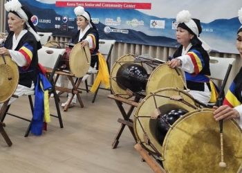 [화제] 시니어센터 수강생들, 크립토닷컴 특별공연 초대 받아… 전국 생중계