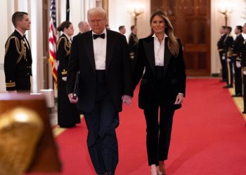 한 달 만에 나타난 백악관 안주인…멜라니아 거취 관심