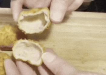 치킨 없는 치킨너켓…칼로 갈랐더니 속이 ‘텅'(영상)