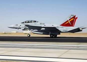 샌디에고만 셸터섬에서 미 전투기 수중 추락