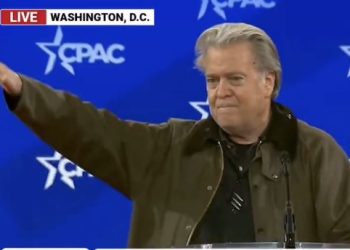 극우도 ‘나치경례’는 못 참아 … 트럼프 측근 배넌, CPAC서 나치 경례