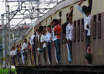 성폭행 시도 실패하자…달리는 기차서 여성 밀어버려