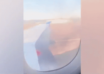 “또!!” 이륙 중 날개에 불 … 승객들 “꺼내달라”아우성(영상)