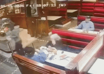 밥 먹다 ‘날벼락’ … 식당 덮친 비행기 잔해(영상)