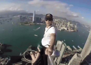 인생샷 찍다 사망 480명… 마천루 꼭대기 셀카봉 ‘아슬아슬'(영상)