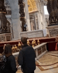 촛대 발로 ‘뻥’…바티칸 대성당 성물 파손한 남성(영상)