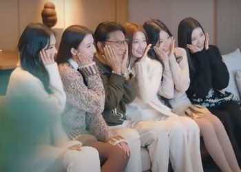 SM 떠난 이수만 뭐하나 보니 … 일본 걸그룹과 꽃받침 놀이