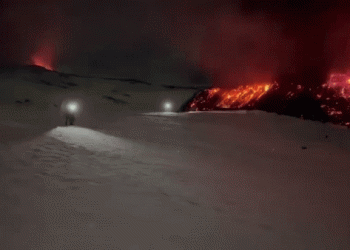 ‘화산폭발’ 용암 흐르는데 목숨 건 인증 샷(영상)
