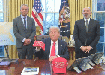 “트럼프가 다 옳았다”문구 ‘새 모자’…백악관서 자랑쇼(영상)