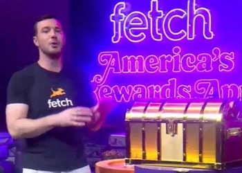 슈퍼볼 끝나자 시상식 대신 휴대폰에 시선집중… 왜?