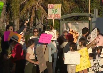 “산불 폐기물 처리 우리 동네는 안돼” 그라나다힐스 주민들 시위